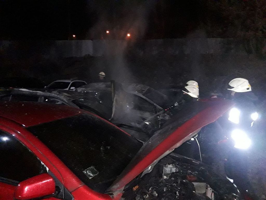 Пожар на стоянке под Днепром: огнем охватило 4 автомобиля. Новости Днепра