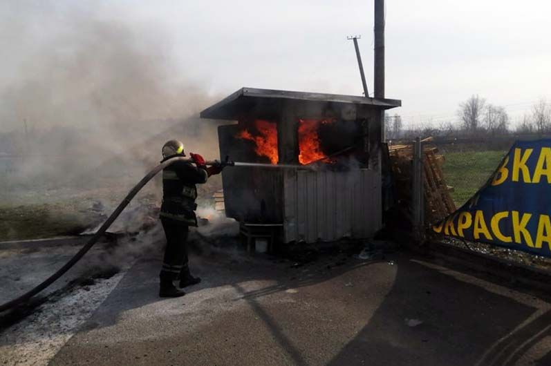 На СТО загорелось авто: пострадал водитель. Новости Днепра