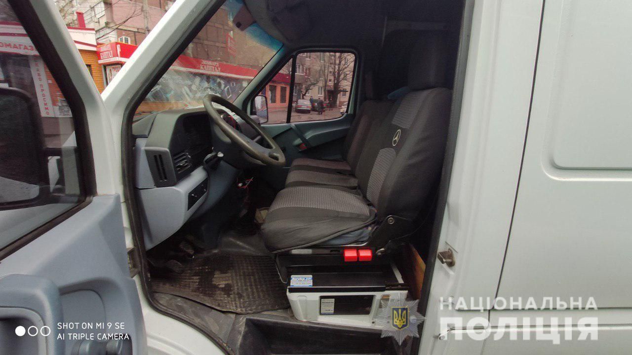 Увидел сумку в авто: в Днепре иностранец ограбил женщину. Новости Днепра