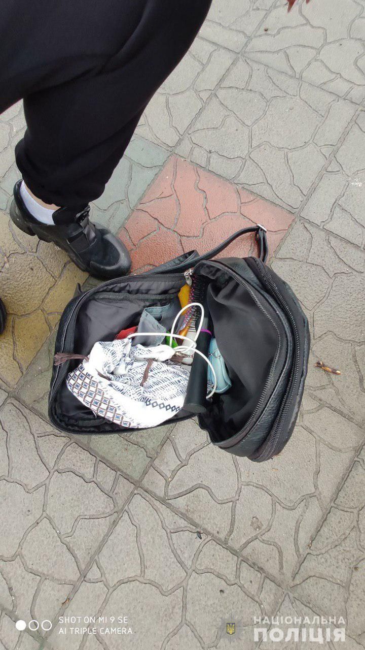 Увидел сумку в авто: в Днепре иностранец ограбил женщину. Новости Днепра