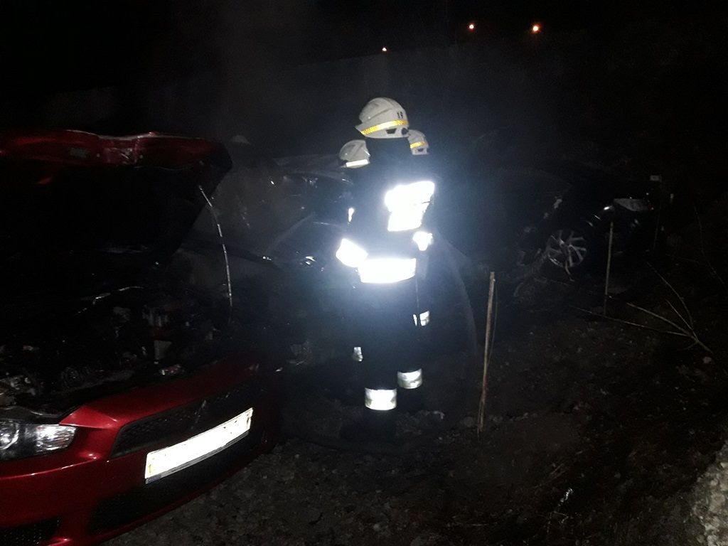 Пожар на стоянке под Днепром: огнем охватило 4 автомобиля. Новости Днепра