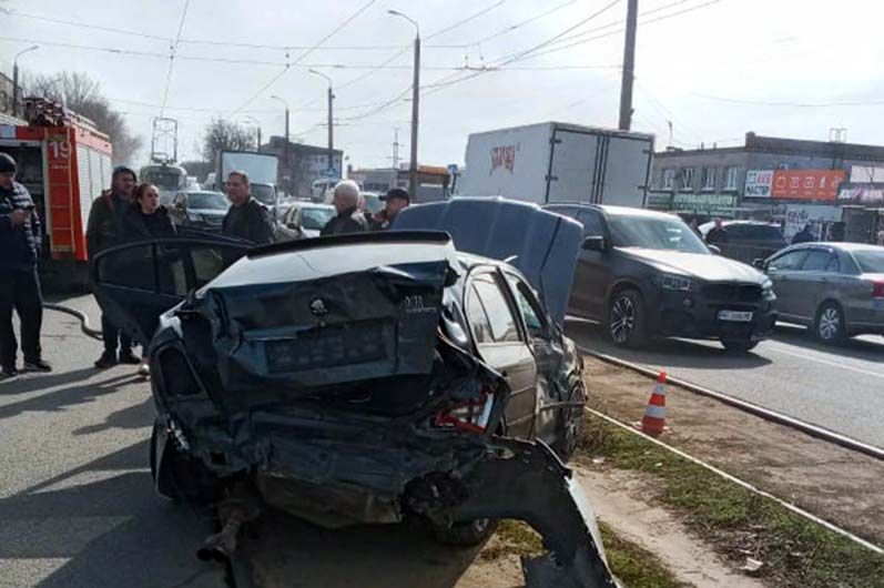 Масштабное ДТП в Днепре: 4 авто, пожар и обломки по всей дороге