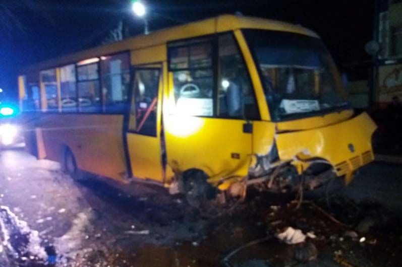 Столкнулись легковушка и автобус с пассажирами. Новости Днепра