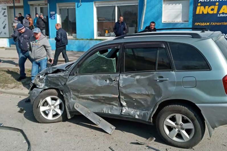 Масштабное ДТП в Днепре: 4 авто, пожар и обломки по всей дороге