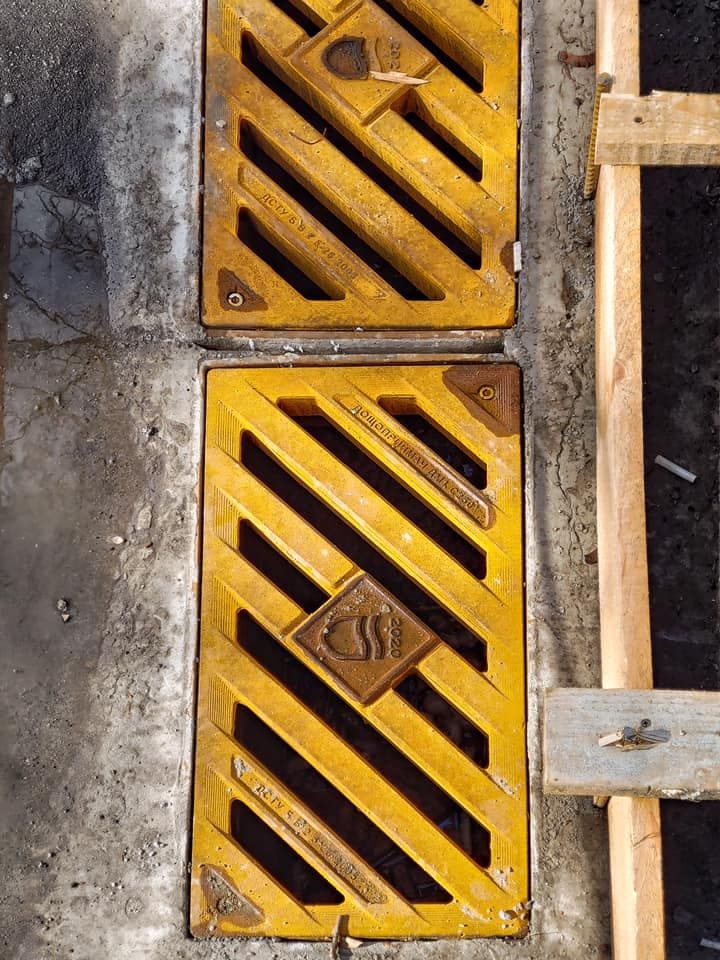 В центре Днепра появились решетки для ливневок с логотипом города. Новости Днепра