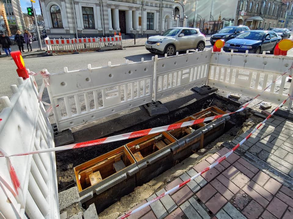 В центре Днепра появились решетки для ливневок с логотипом города. Новости Днепра