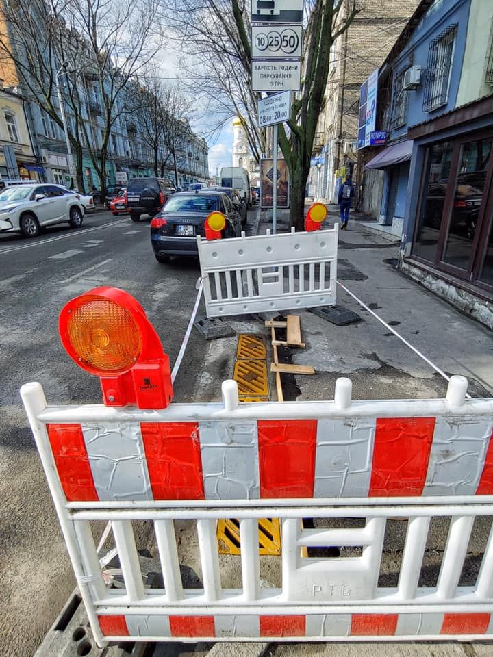 В центре Днепра появились решетки для ливневок с логотипом города. Новости Днепра