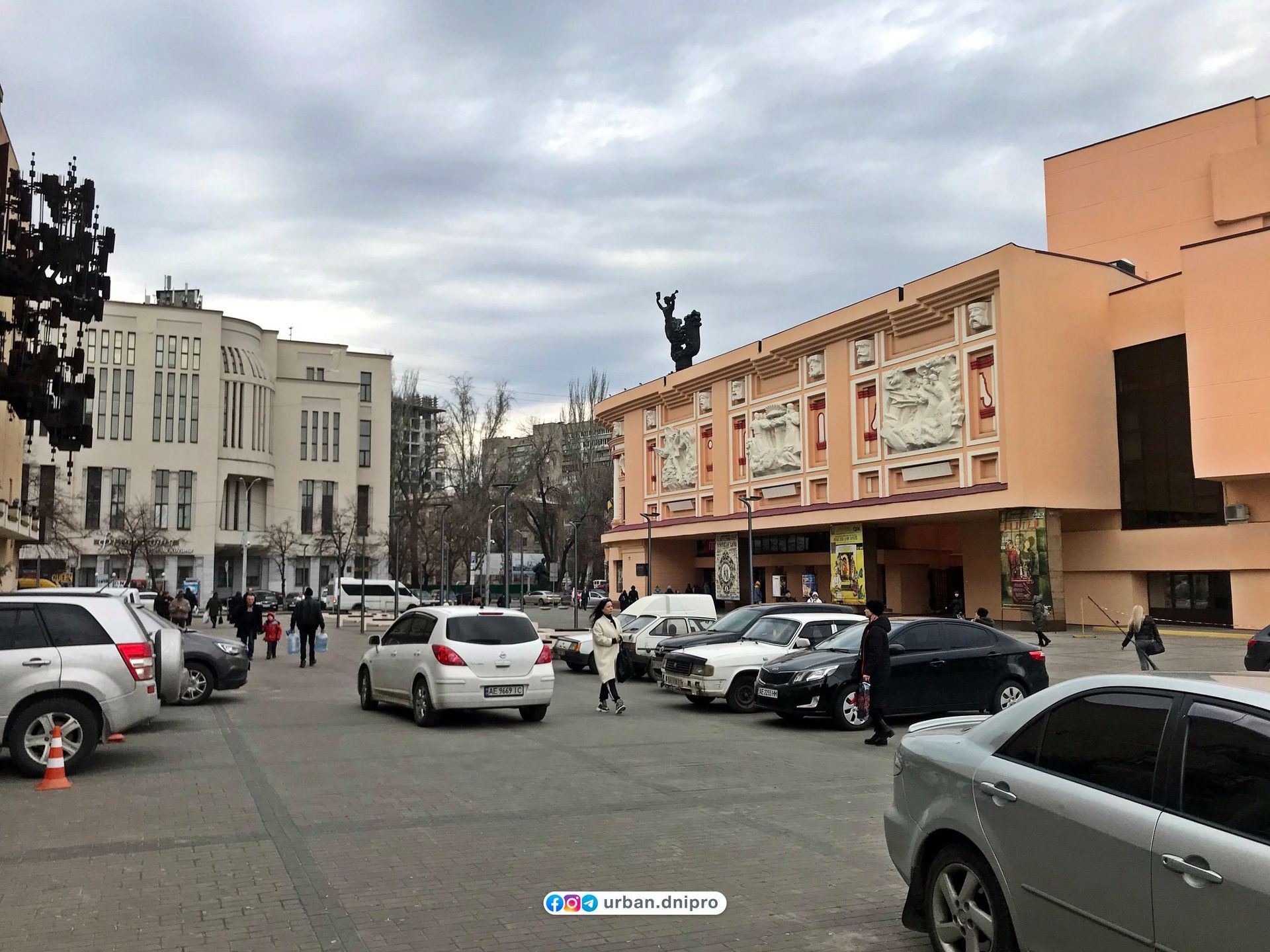 Театральный бульвар в Днепре превратился в парковку. Новости Днепра