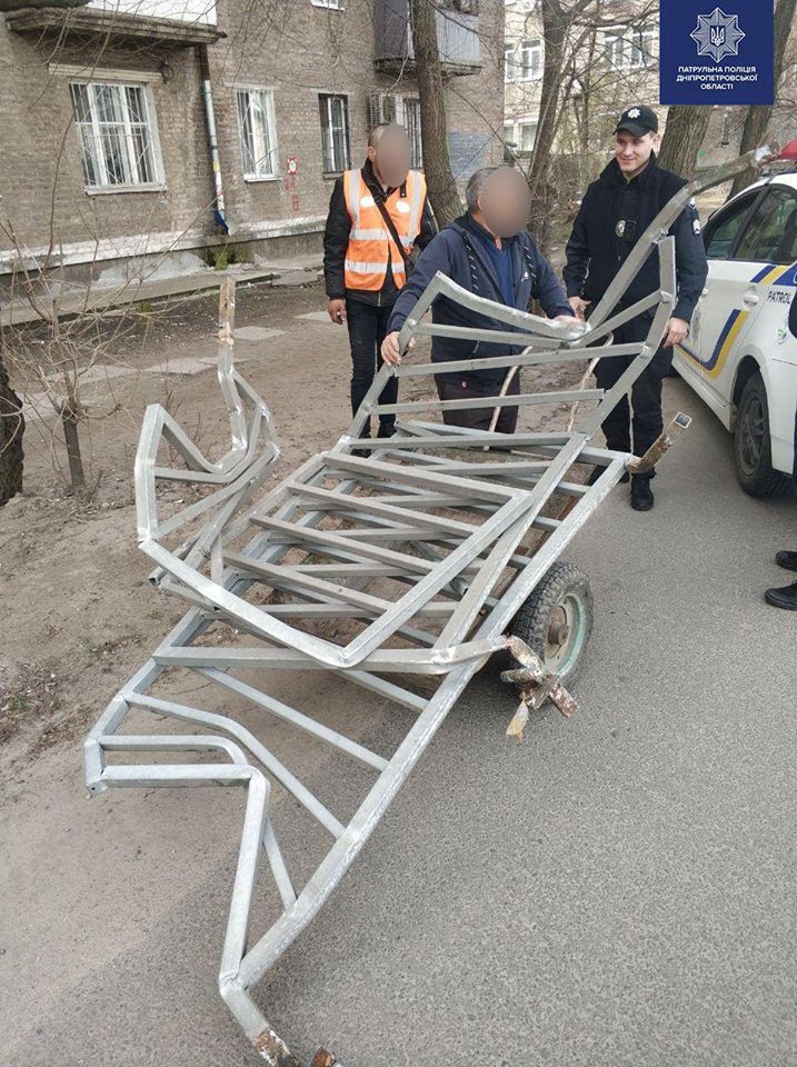 «Почетные» горожане: в Днепре мужчины украли ограждение проезжей части. Новости Днепра