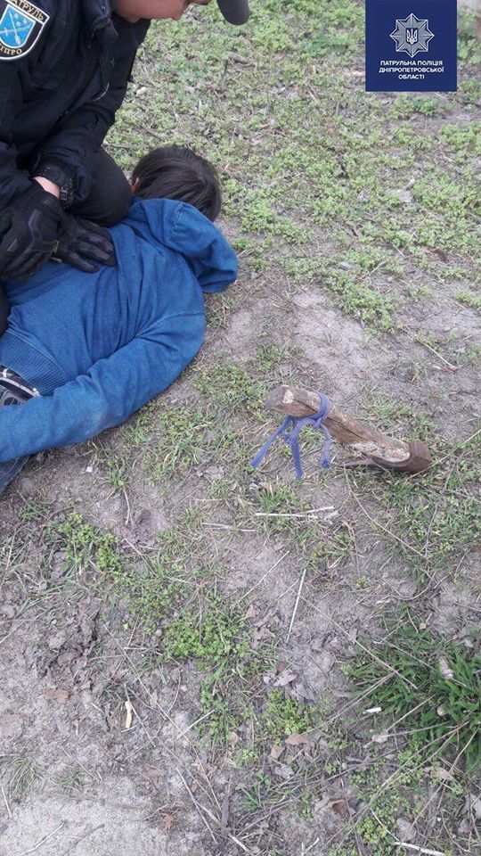 Угрожал расправой: по Днепру ходил мужчина с привязанным к руке топором. Новости Днепра