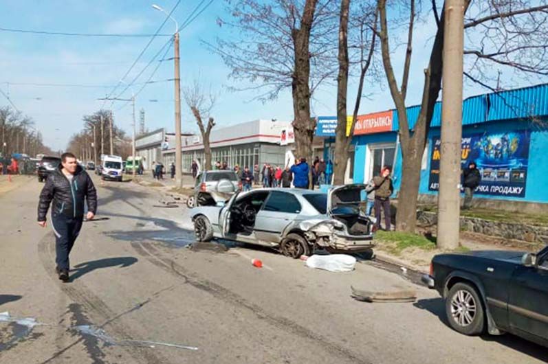 Масштабное ДТП в Днепре: 4 авто, пожар и обломки по всей дороге