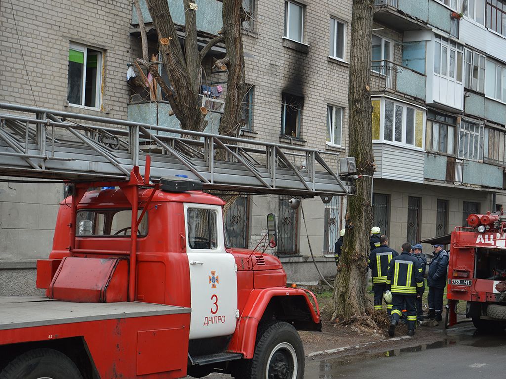 В Днепре горела квартира: огонь тушили 11 спасателей. Новости Днепра