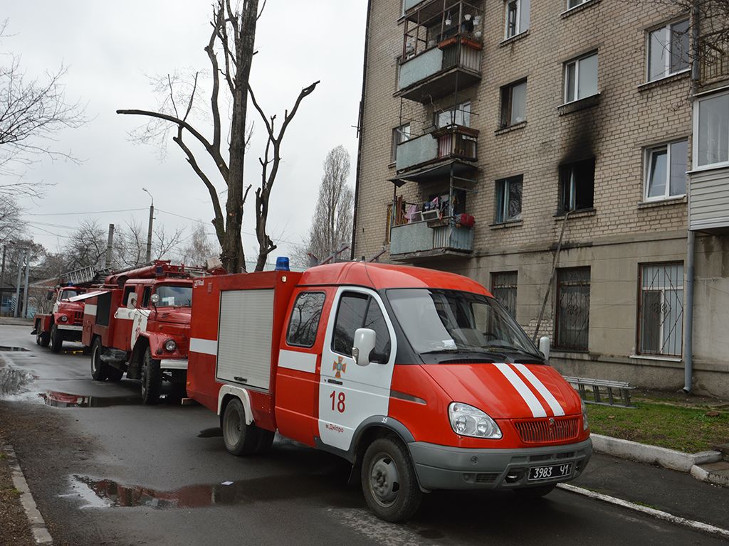 В Днепре горела квартира: огонь тушили 11 спасателей. Новости Днепра