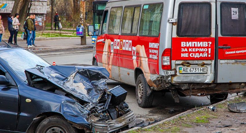 В Днепре произошло серьезное ДТП с маршруткой: видео столкновения. Новости Днепра