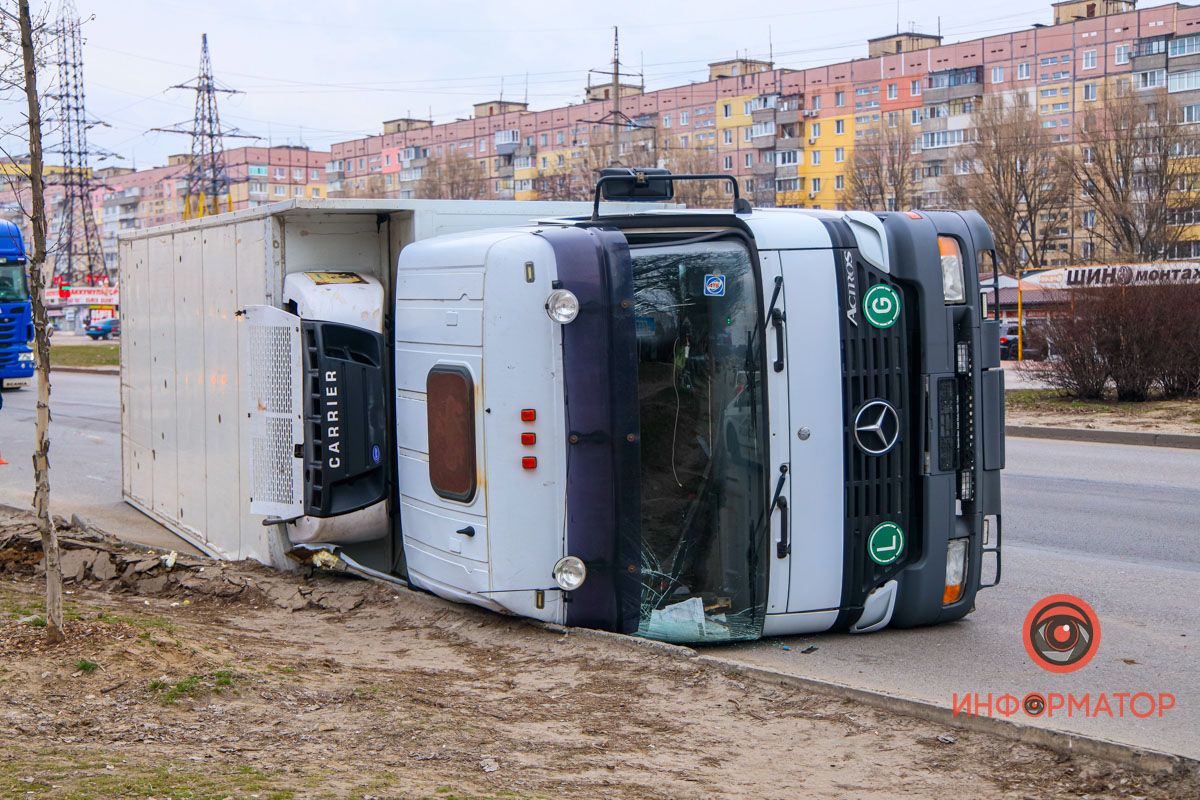 В Днепре на полном ходу перевернулась фура: видео момента ДТП. Новости Днепра