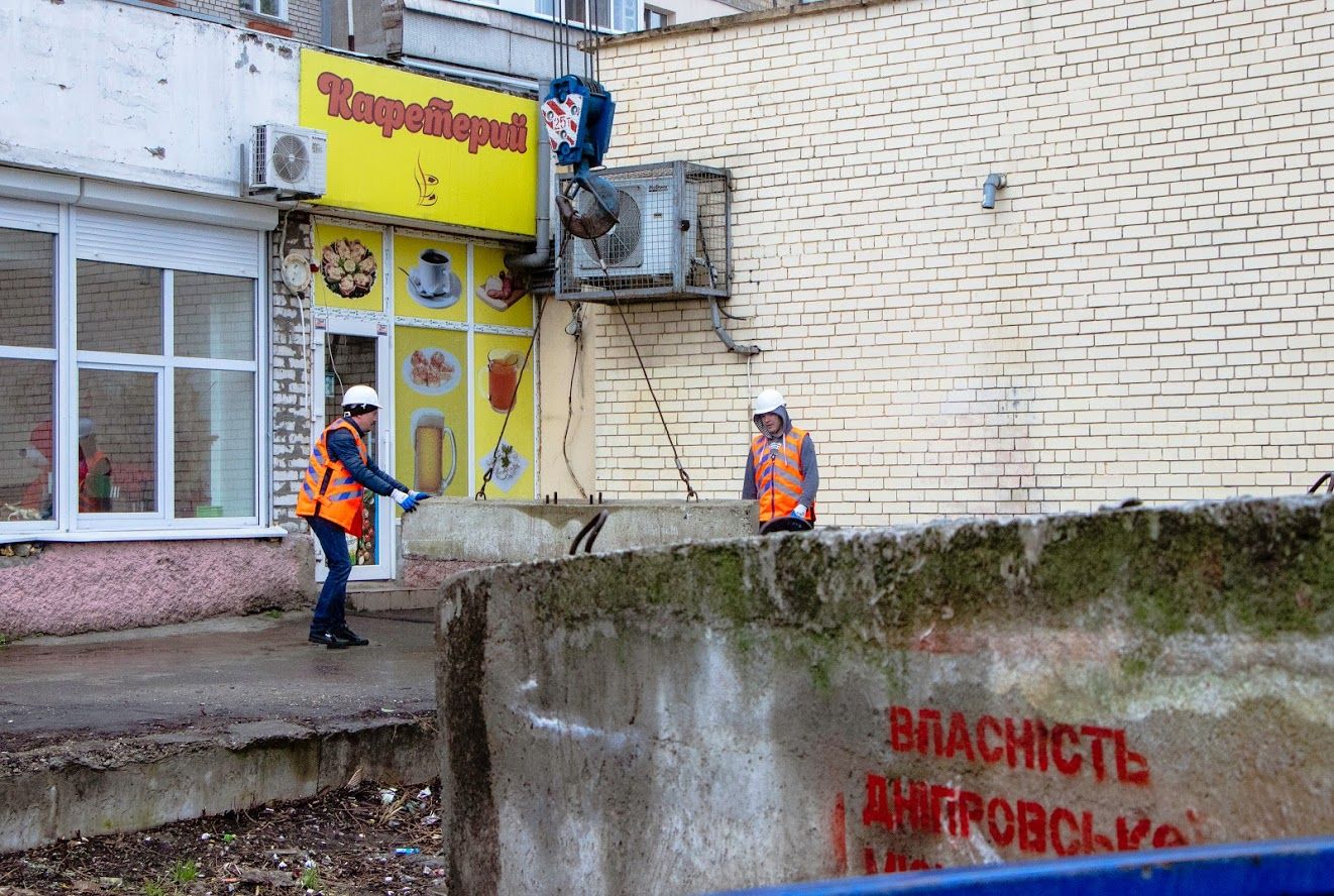 В Днепре незаконные наливайки блокируют бетонными плитами. Новости Днепра