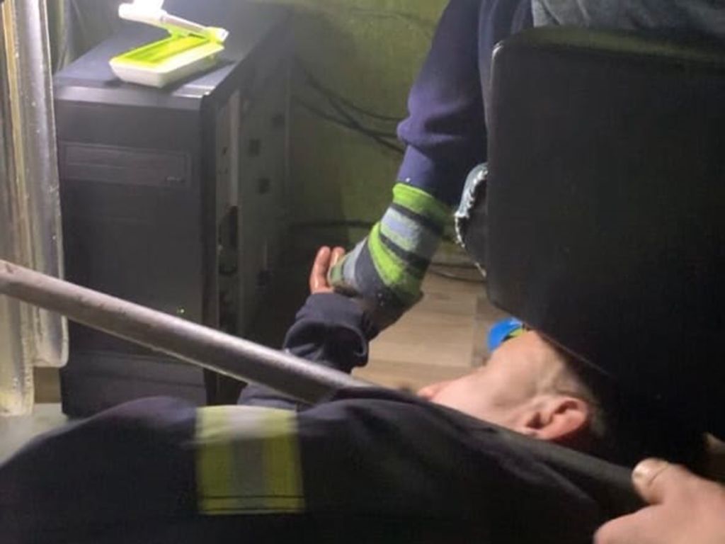 Нога ребенка застряла в батарее: на помощь пришли спасатели. Новости Днепра