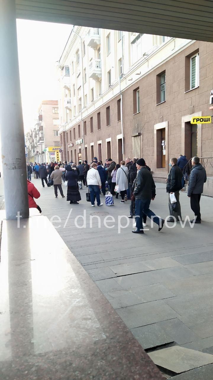 Днепряне не могут добраться домой: километровые очереди на маршрутки. Новости Днепра