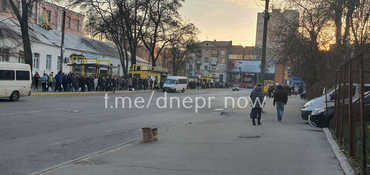 Днепряне не могут добраться домой: километровые очереди на маршрутки. Новости Днепра
