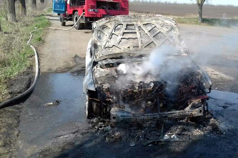 Пожар на дороге: машину полностью охватило огнем. Новости Днепра