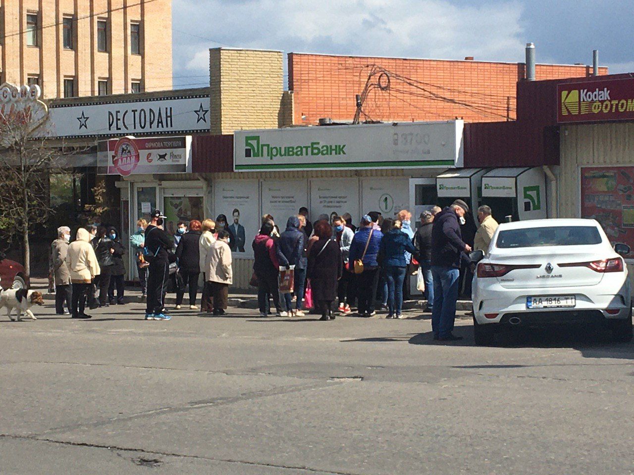 У отделений «Приватбанка» в Днепре собираются огромные очереди. Новости Днепра