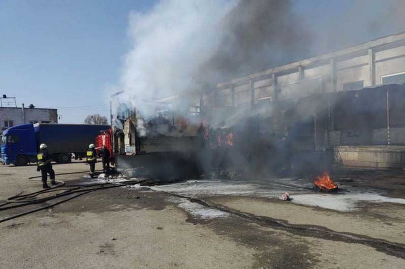 Пожар в Днепре: огонь охватил фуру. Новости Днепра