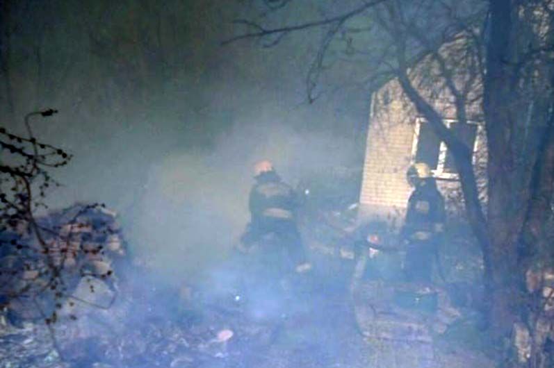 Пожар в частном секторе Днепра: огонь тушили спасатели. Новости Днепра