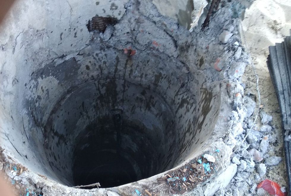 В Подгородном пес провалился в глубокий колодец. Новости Днепра