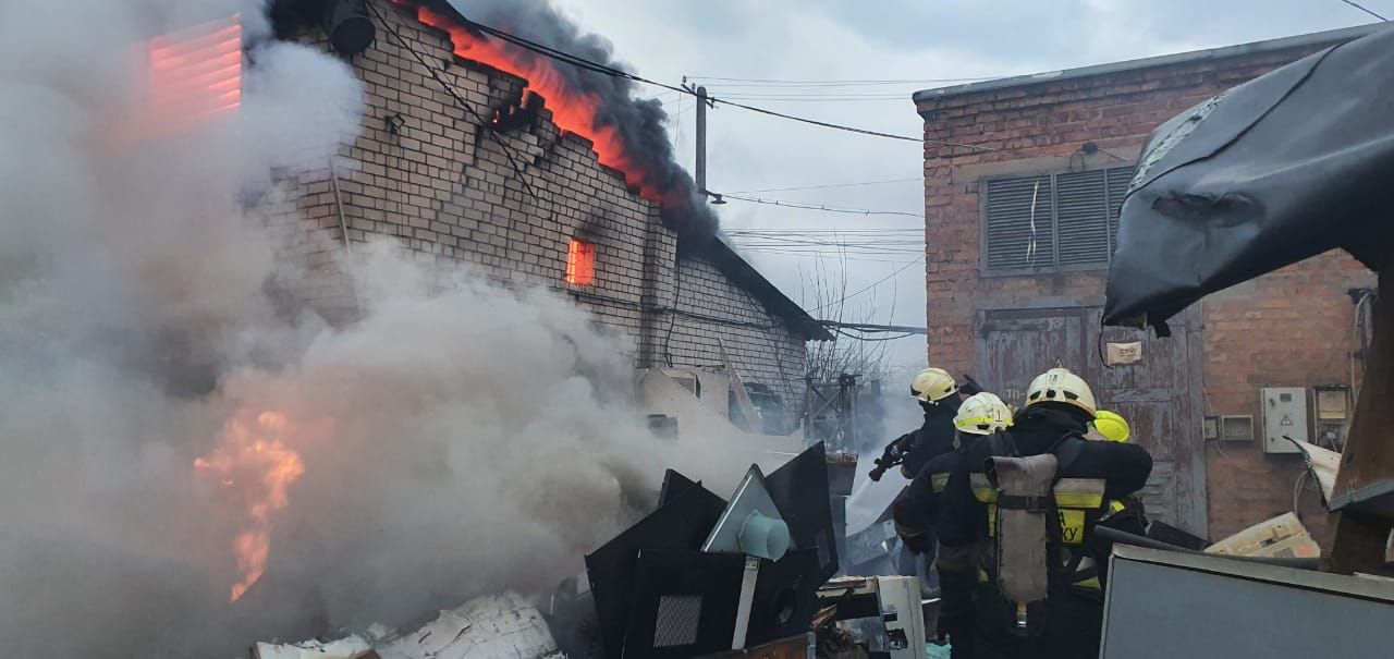 Масштабный пожар в Днепре: горит склад