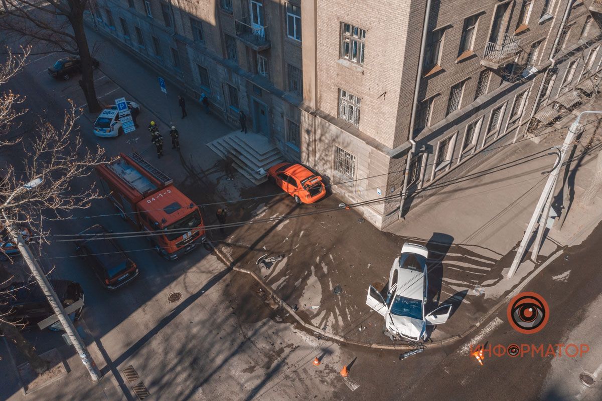 Масштабное ДТП в центре Днепра: авто выбросило на тротуар
