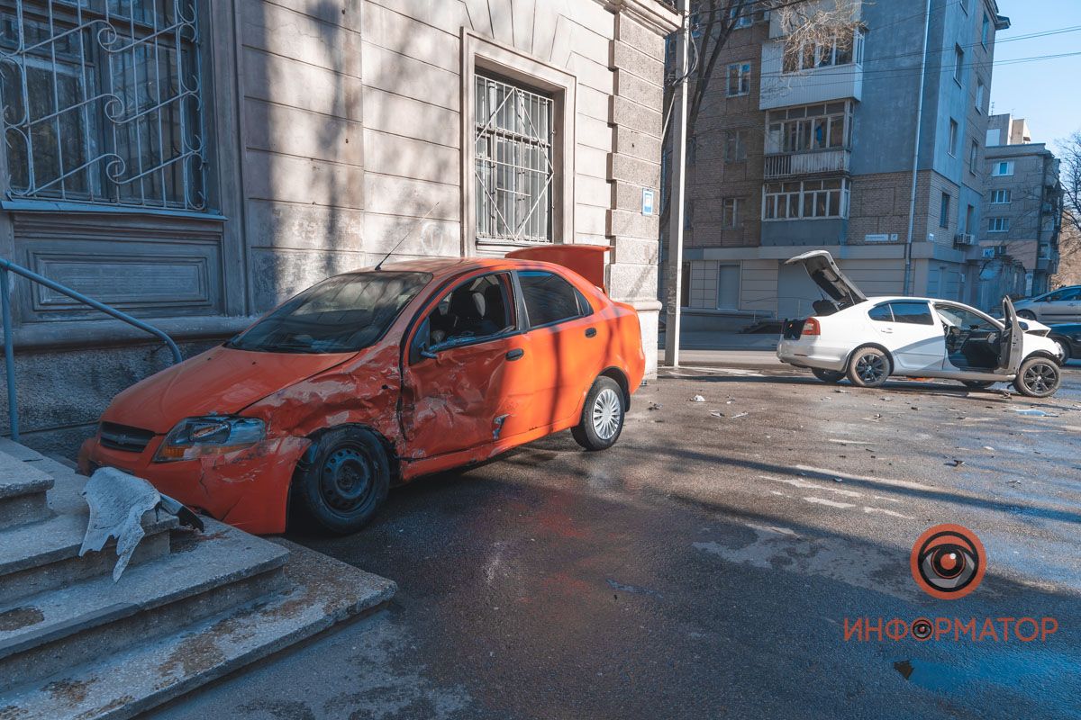 Масштабное ДТП в центре Днепра: авто выбросило на тротуар