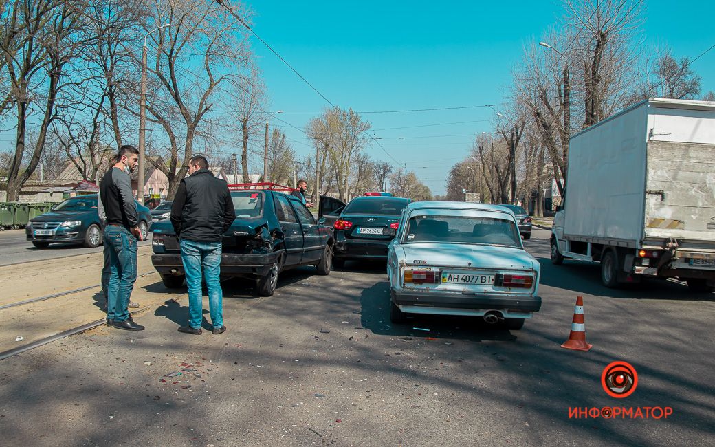 На проспекте Богдана Хмельницкого в Днепре произошло тройное ДТП. Новости Днепра