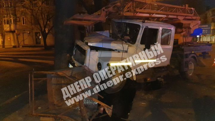 Водитель заснул за рулем: в Днепре грузовик протаранил столб. Новости Днепра