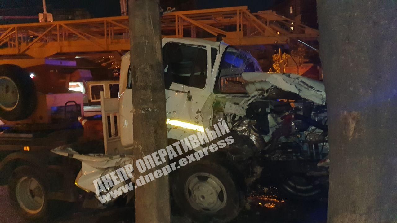 Водитель заснул за рулем: в Днепре грузовик протаранил столб. Новости Днепра