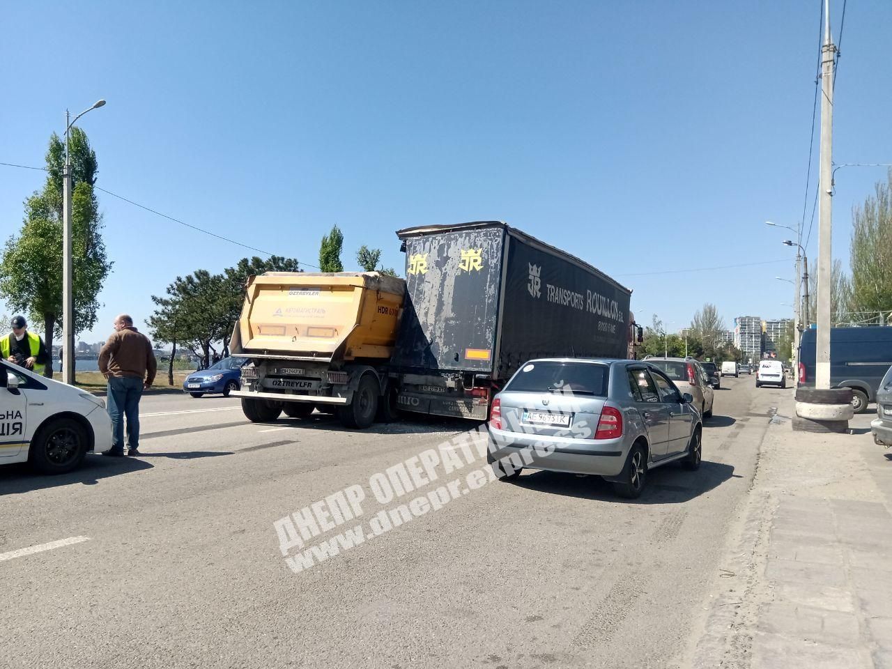 В Днепре столкнулись 2 грузовика. Новости Днепра