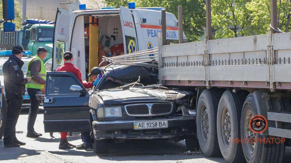 В Днепре авто влетело под прицеп грузовика: пострадал водитель. Новости Днепра