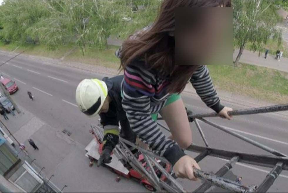 Сильное задымление: в Днепре из многоэтажки эвакуировали людей