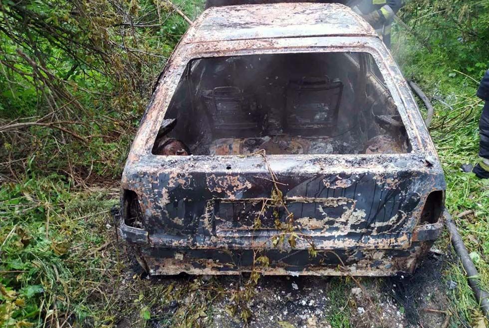 На временной остановке сгорел автомобиль Сгоревший автомобиль