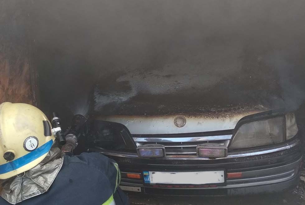 Пожар под Днепром: в гараже сгорел автомобиль. Новости Днепра
