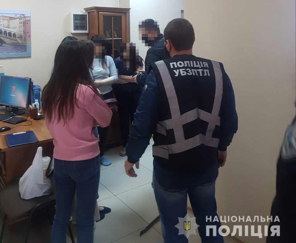 Оказывали онлайн-услуги: в Днепре обнаружили 3 порностудии порностудии в Днепре