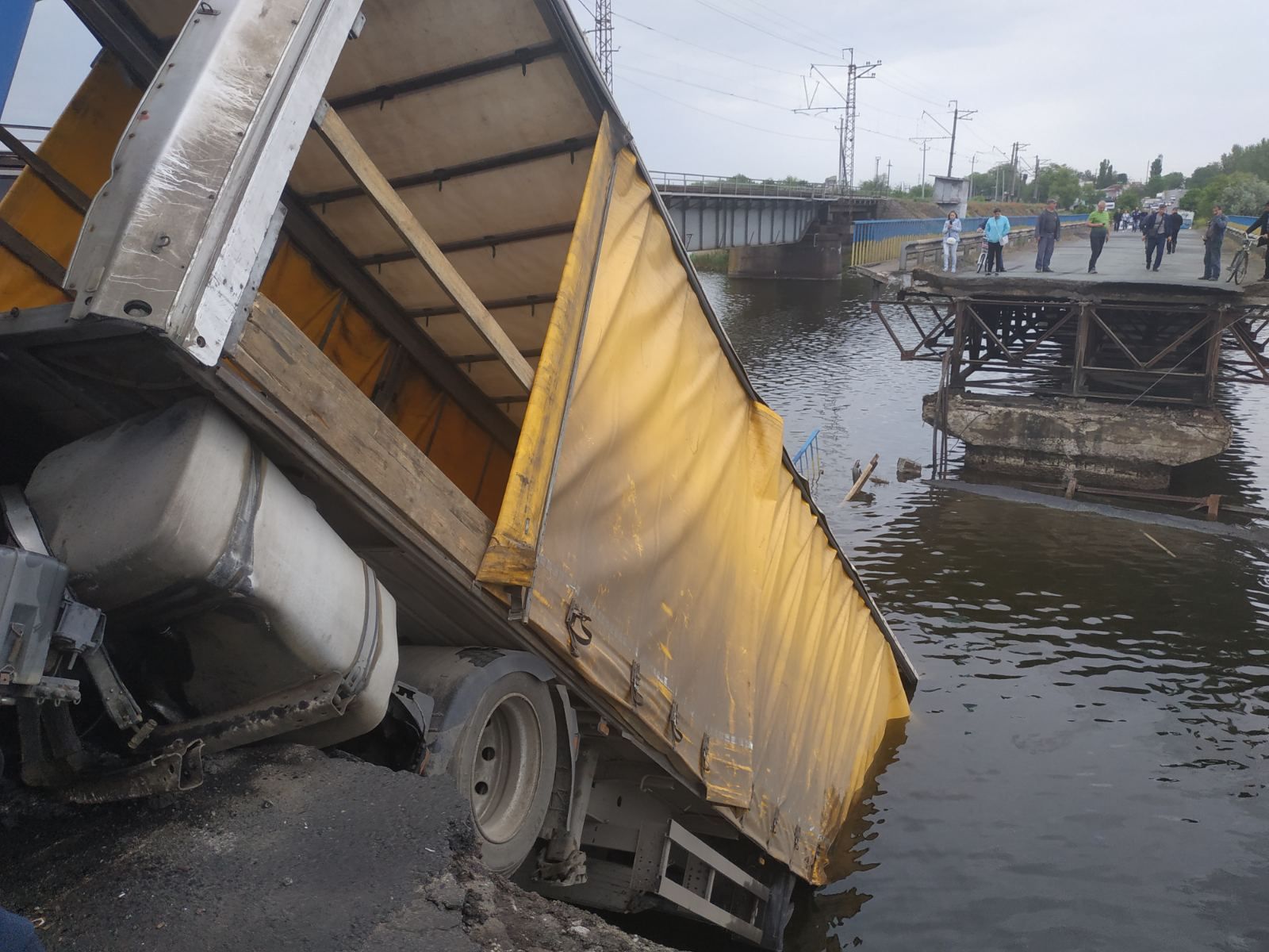 На Днепропетровщине обрушился мост во время проезда фуры. Новости Днепра