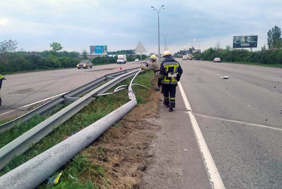 Опору перенесли на обочину Под Днепром электроопора упала и перекрыла движение транспорта. Новости Днепра