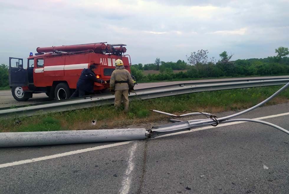 Спасатели прибыли на место Под Днепром электроопора упала и перекрыла движение транспорта. Новости Днепра
