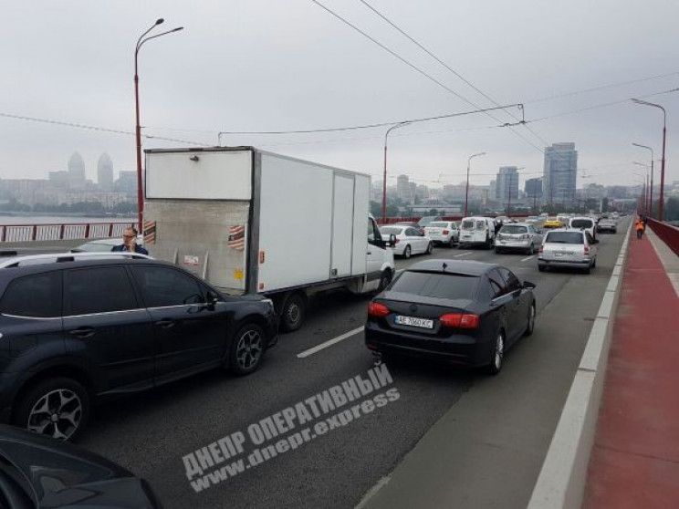 ДТП на Новом мосту: огромная пробка. Новости Днепра