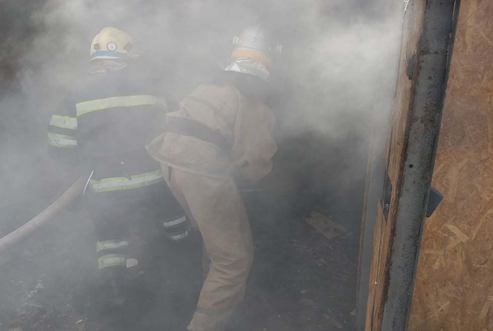 Пожар под Днепром: в гараже сгорел автомобиль. Новости Днепра