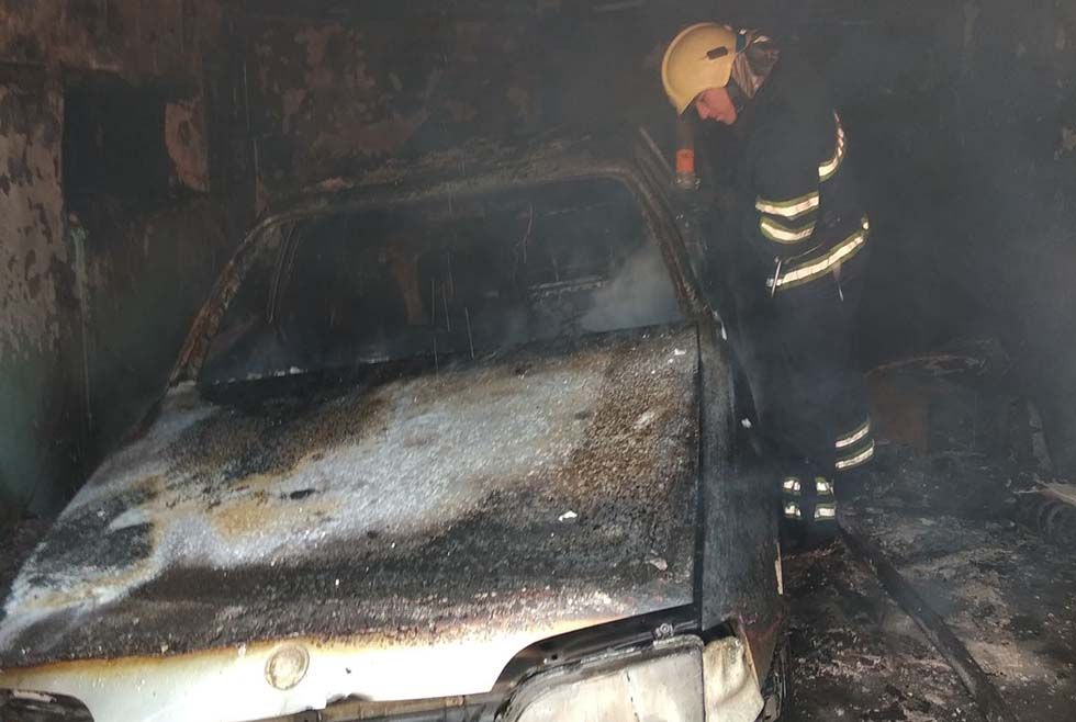 Пожар под Днепром: в гараже сгорел автомобиль. Новости Днепра