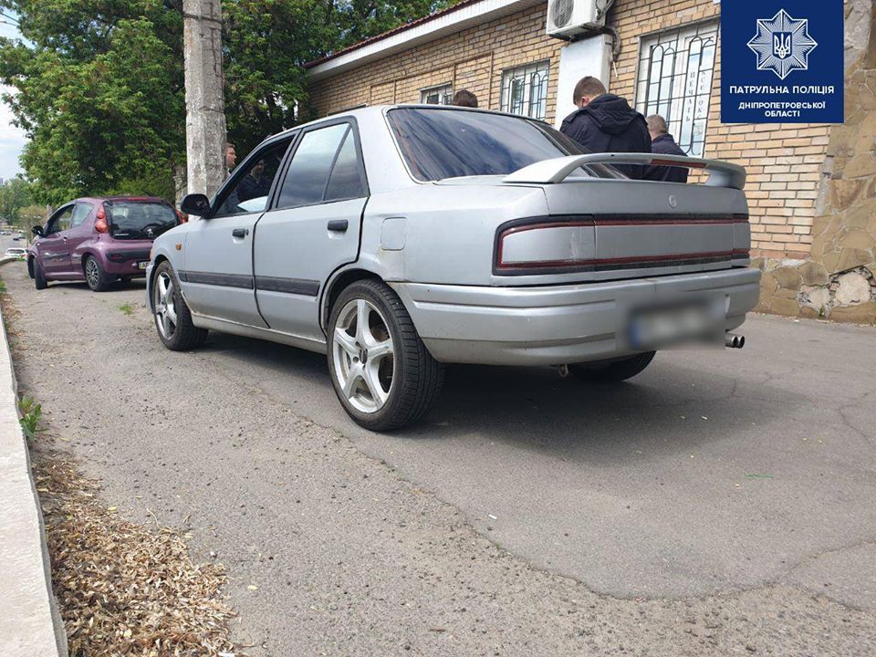 Полицейские остановили машину Машина наркодилера Mazda. Новости Днепра