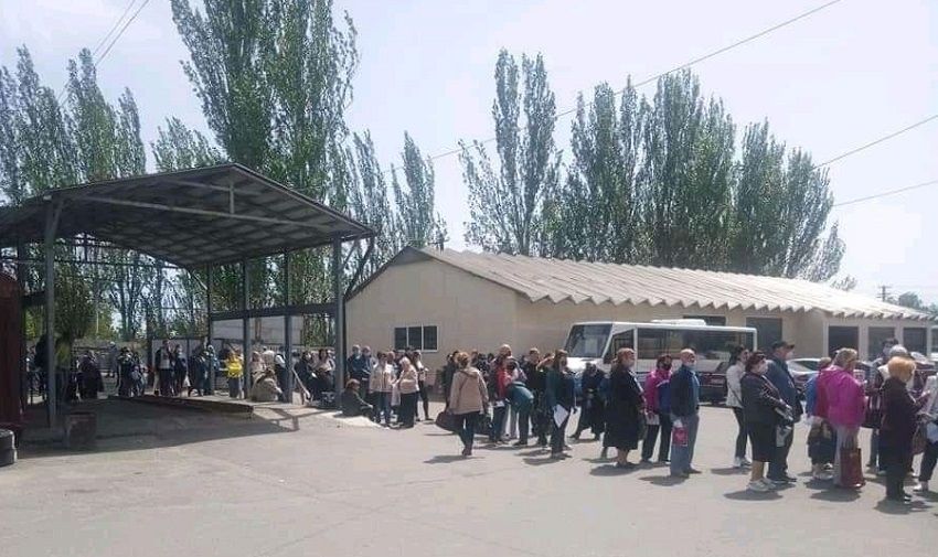 В Днепре собрались огромные очереди за пропусками на транспорт. Новости Днепра