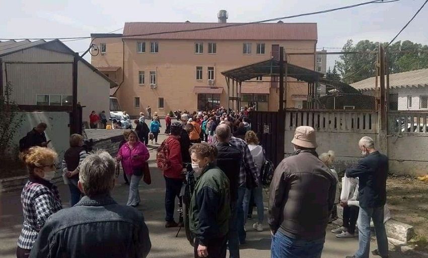 В Днепре собрались огромные очереди за пропусками на транспорт. Новости Днепра