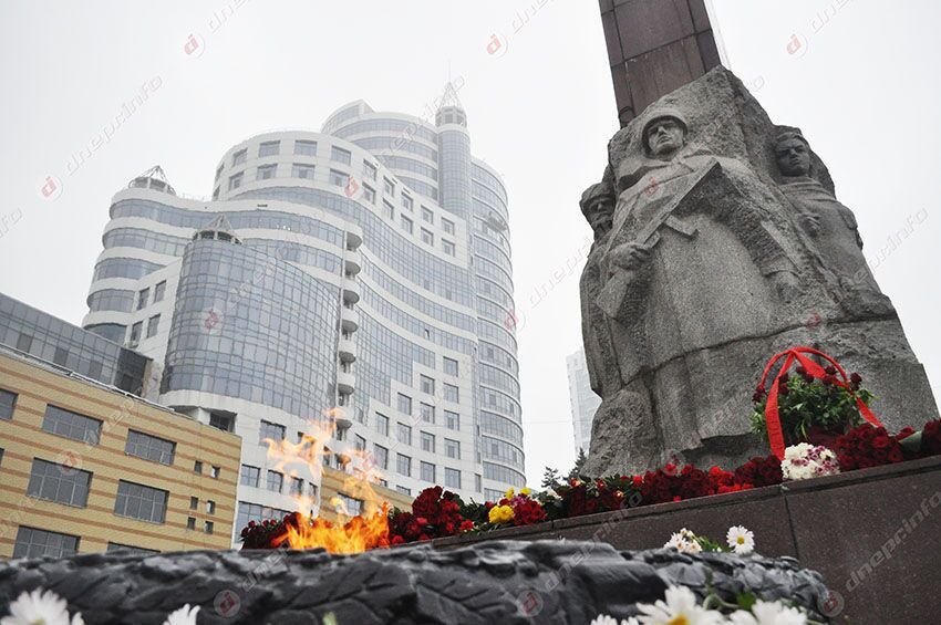 В Днепре подростки надругались над Монументом Славы. Новости Днепра